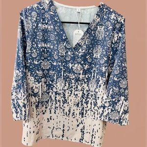 New Women’s Blue print V neck